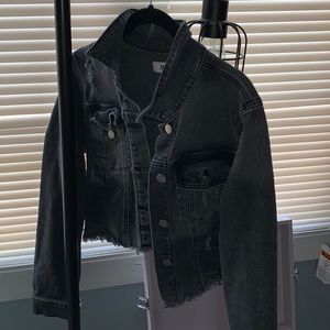 Cropped black jean jacket!🪐